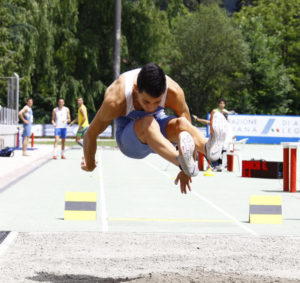 Pista generica_salto in lungo ragazzo